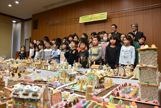 お菓子の家づくり教室が開催されました。