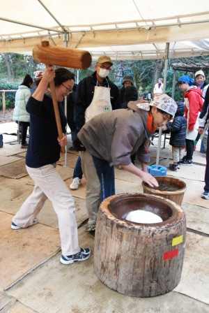 次大夫堀公園民家園で恒例のもちつきを開催！