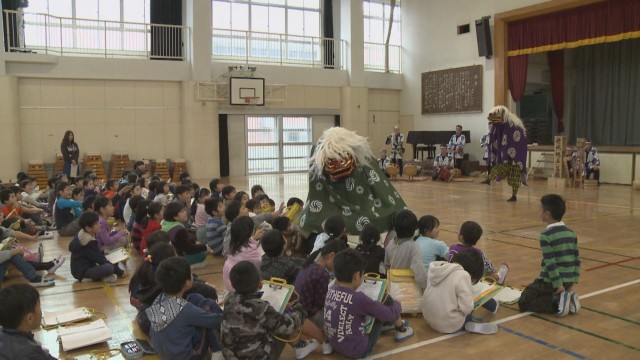 新城小学校の子どもたちが地域の郷土芸能を学ぶ