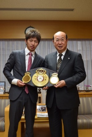 WBA世界ライトフライ級王者　田口選手が大田区長を表敬訪問