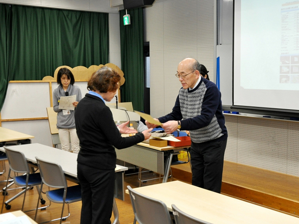 1年を通して目黒を学ぶ「目黒学」　27年度の受講者に修了証