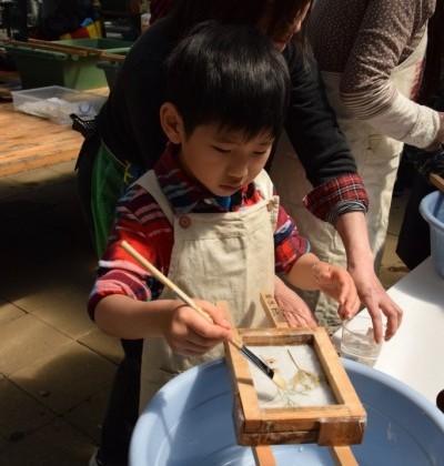 岡本公園民家園で「紙すき教室」が開かれました！