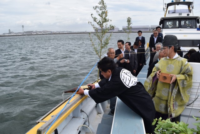 海に向かって祈願する様子2