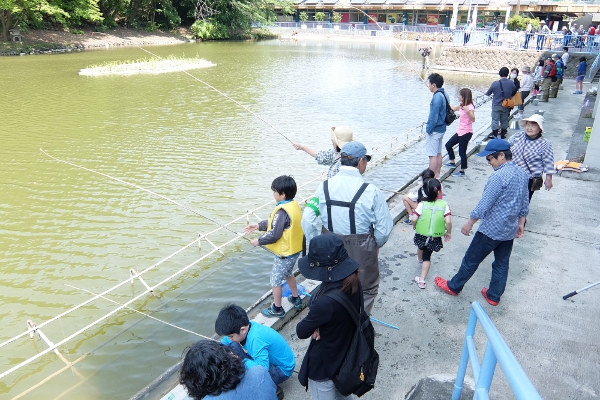 竹山団地のひろ～い池で釣り大会が開催されました。