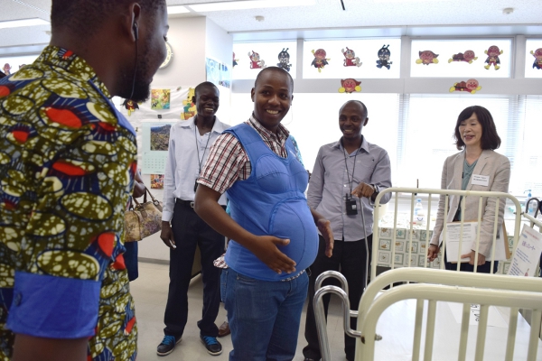アフリカ14か国のオピニオンリーダーが母子保健事業を視察