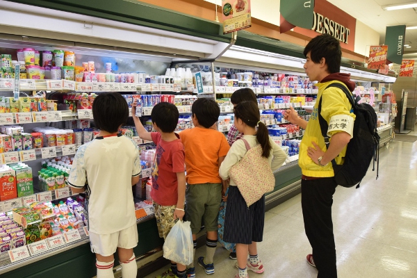 小学生が地域のお店で、エコな買い物体験！