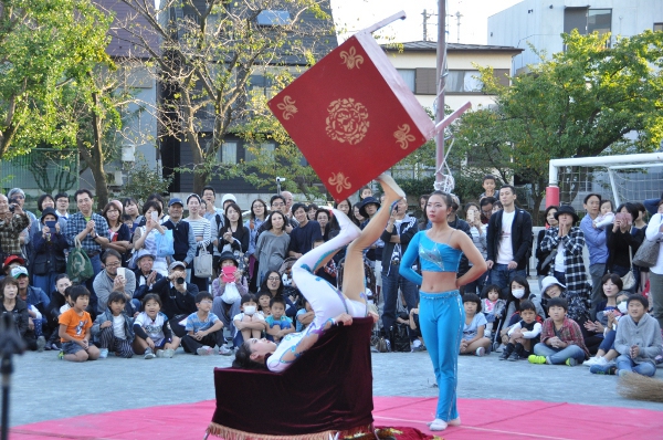 三軒茶屋の街がアートタウンに！！『三茶de大道芸』