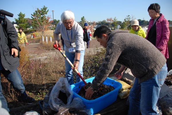 二子玉川公園で『コーヒー豆かす』を使った堆肥づくり