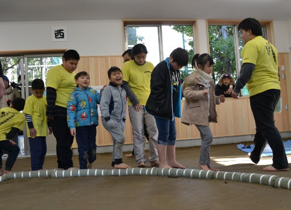 地元小学生が土俵づくりを体験！