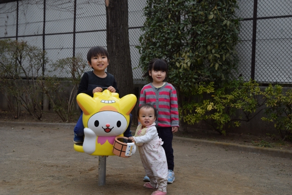 人気者、公園に現る！！”はねぴょん”しよう！