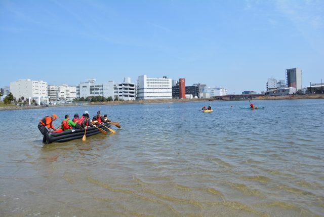 09人工ビーチでシーカヤックやEボート体験