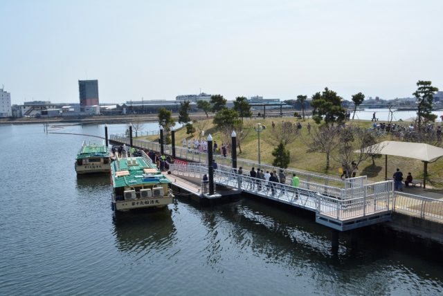 08船着場から羽田空港沖飛行機鑑賞クルーズが出航