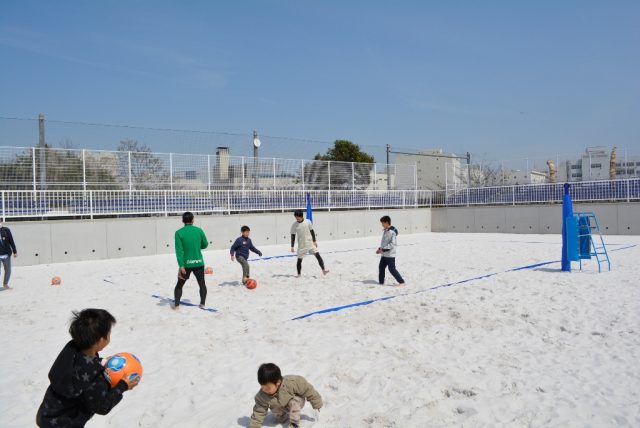 03ビーチバレーメインコートでビーチサッカー