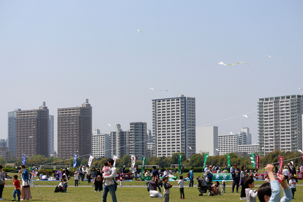 長崎の伝統が多摩川の空に舞う！「長崎ハタ揚げ大会in東京」