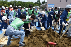 大学生や消防職員が協力して土のうを作成