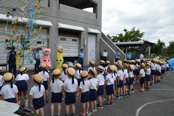 市ヶ尾幼稚園の園児が青葉警察署に七夕飾りを贈る