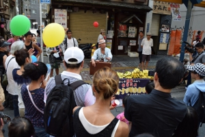 3 大道芸　バナナのたたき売り