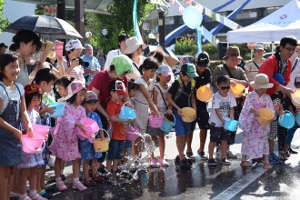 6 打ち水　子どもたち