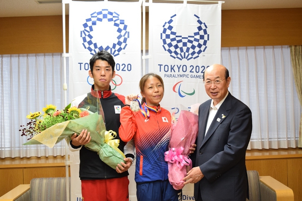 区ゆかりのパラリンピアン大田区長を表敬訪問