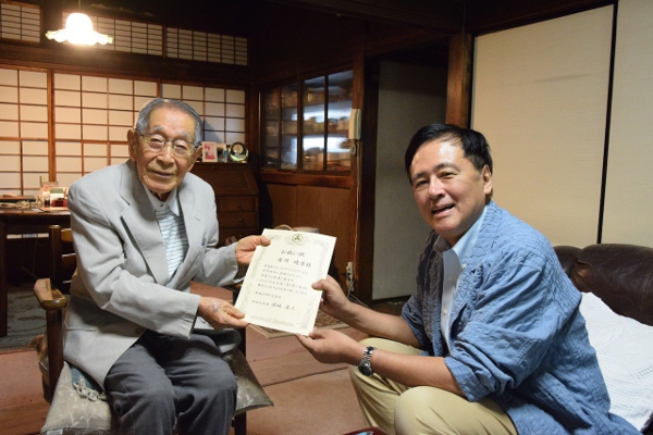 100歳を迎える長寿のお祝いに世田谷区長が訪問