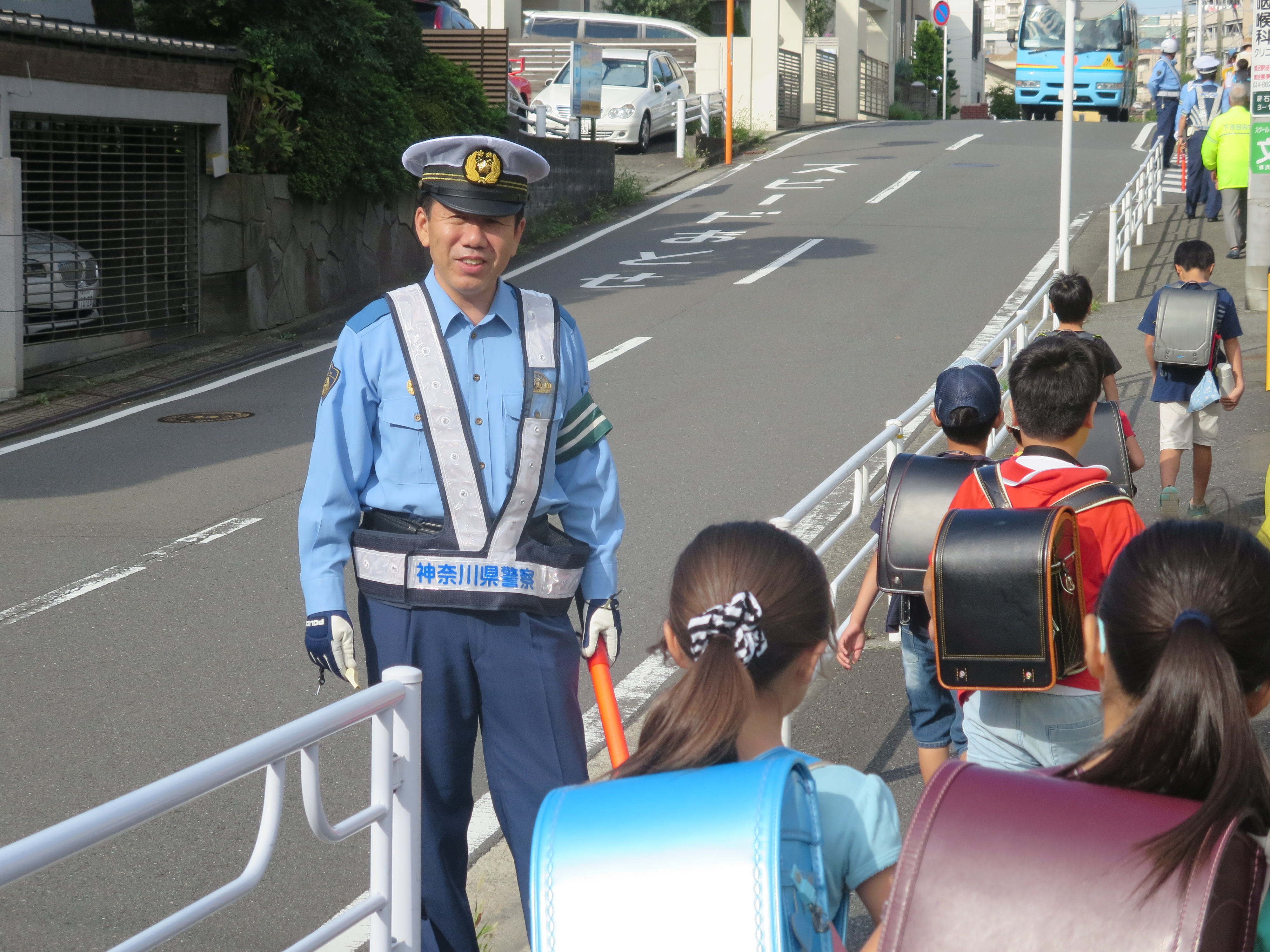 通学路で青葉警察署員が交通指導（青葉警察署）