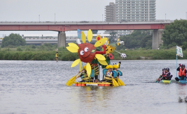 小中学生が手作りいかだで川下り『アドベンチャーin多摩川いかだ下り大会』