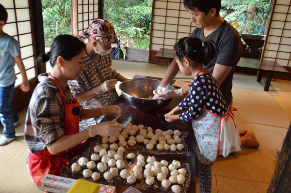 古民家で親子が月見団子づくり～仲秋の名月に思いを馳せて～