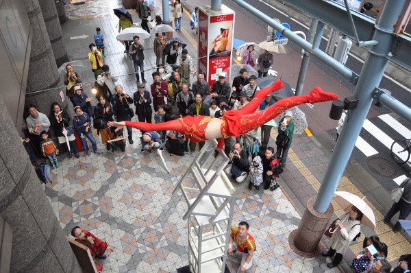 三軒茶屋の街がアートタウンに！「三茶de大道芸」開催