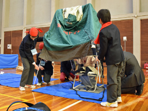 02中学生による簡易トイレ組み立ての様子