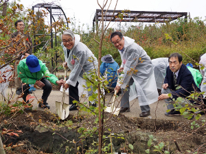 04ブドウ苗の記念植樹