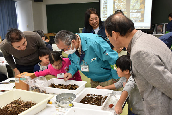 土をつくるいきものの不思議を探る！『土のいきもの住民会議』