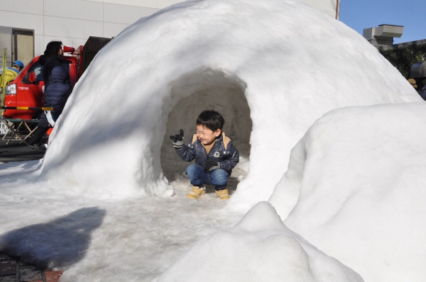 子どもたちに北国から雪のプレゼント『新年子どもまつり』