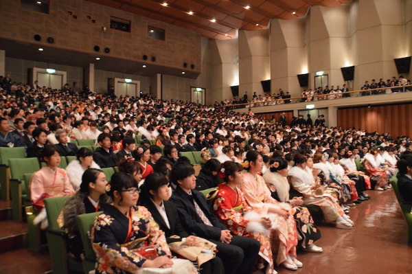 約8,100人の新成人が世田谷区役所で門出を祝う！