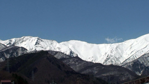 雪国の山、春近し