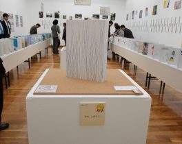 外環道東名ジャンクション(仮称）換気塔色彩デザインコンクール の入賞作品を表彰