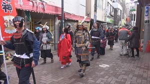 手づくり甲冑でパレード