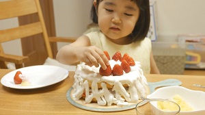 晴菜ちゃん３歳誕生日のケーキづくり