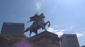都に立つ観光像