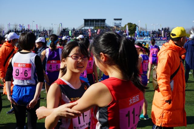 中学生駅伝_称えあう選手