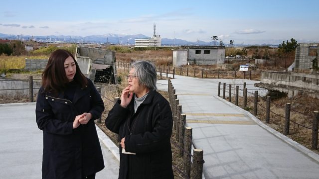 震災遺構　仙台市荒浜地区住宅基礎　　　　　番組ナビゲータ-熊谷育美さん　と震災遺構スタッフ　