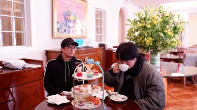 ロイヤルクリスタルコーヒー 優雅な店内でアフタヌーンティーを楽しむ